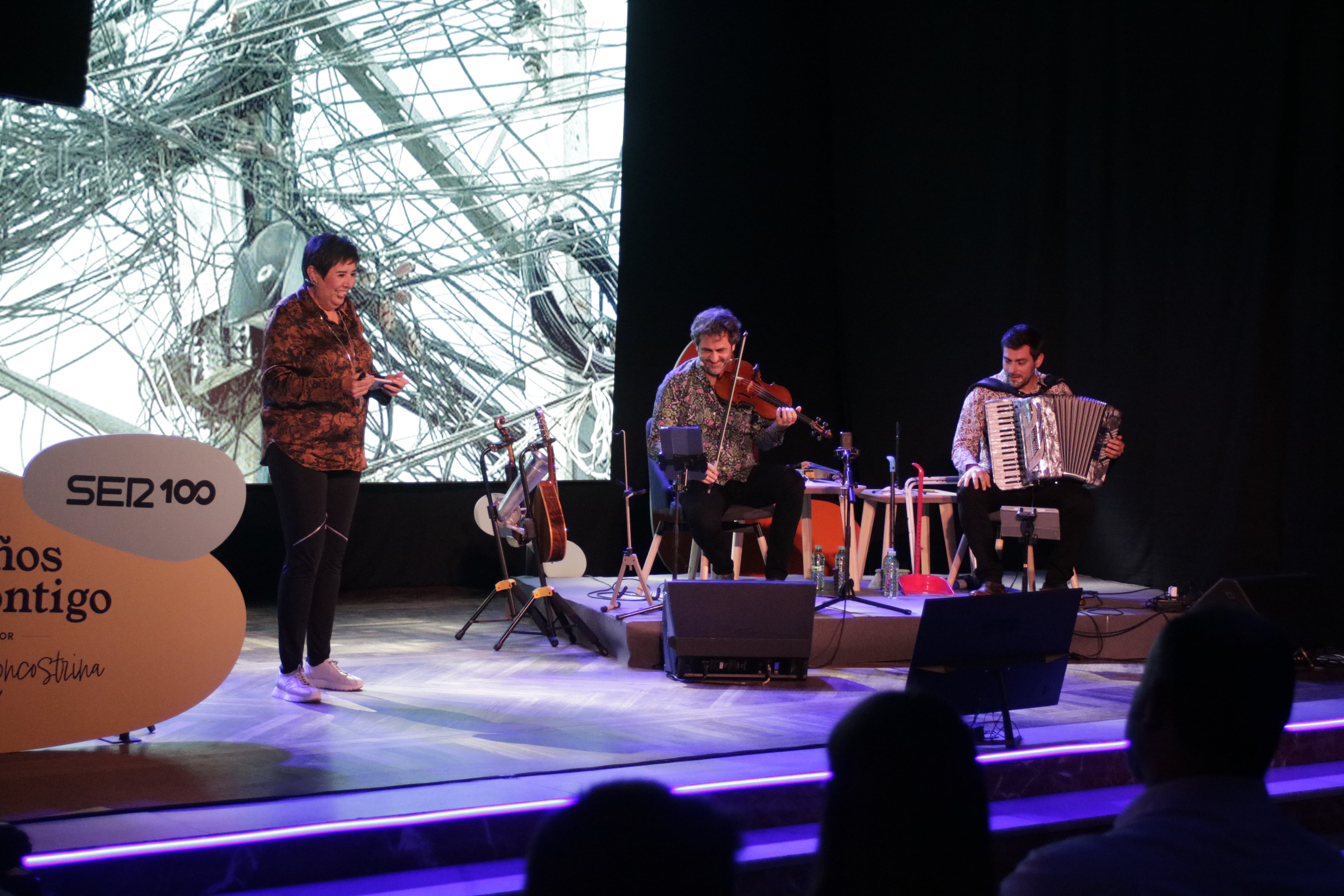 Nieves Concostrina junto a Fetén Fetén en el Círculo de las Artes de Lugo