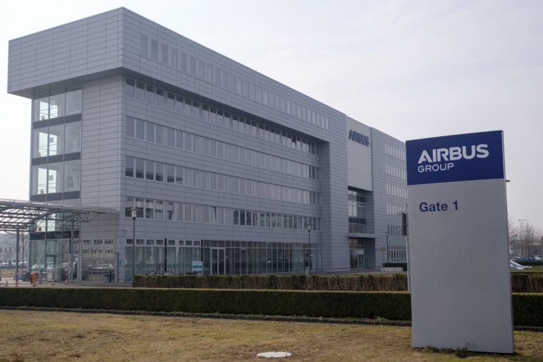 Vista de la entrada al edificio del grupo Airbus en Bremen, Alemania.