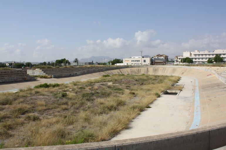 La instalación ocupa una parcela de más de 13.700 metros cuadrados junto a la zona polideportiva municipal