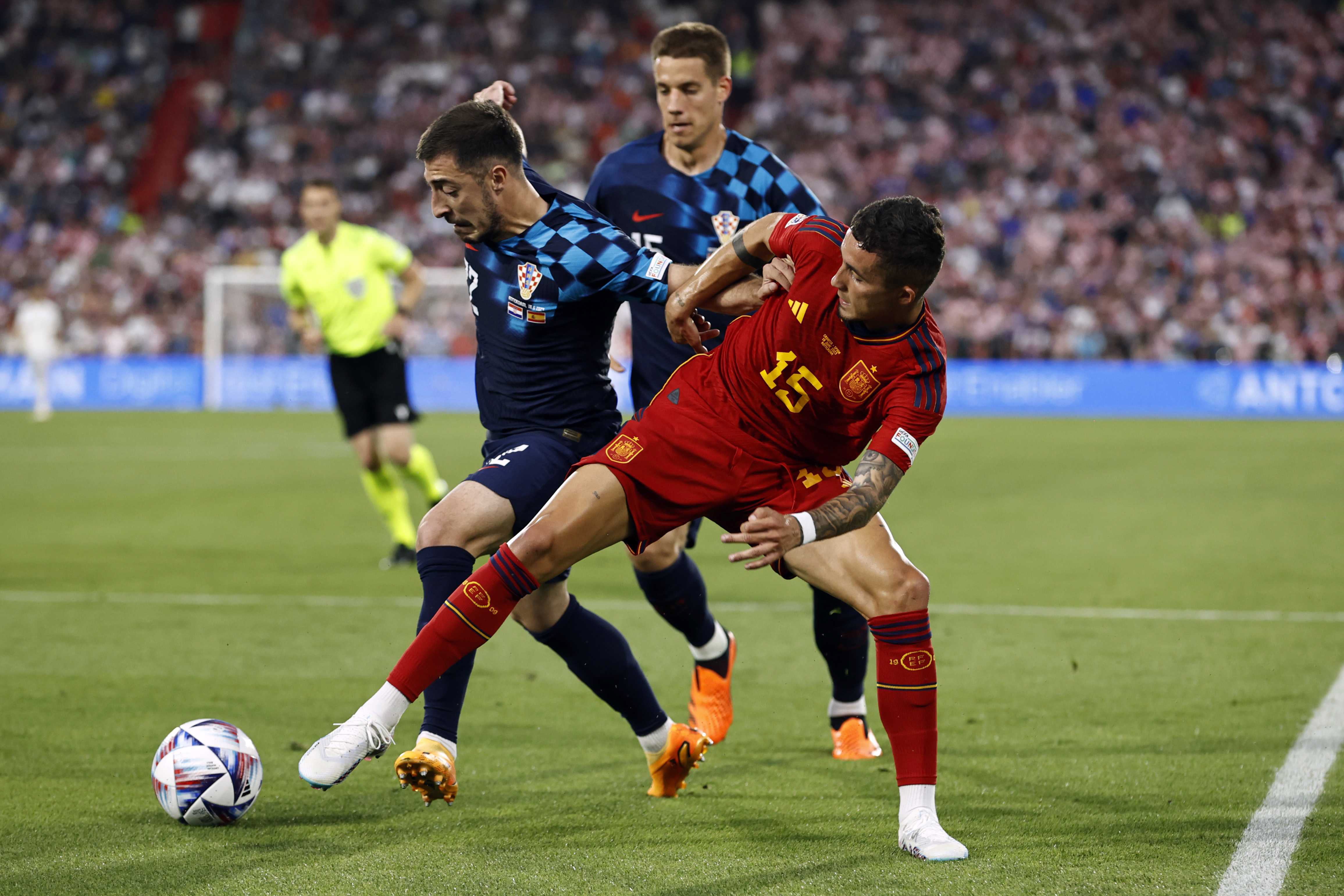 Rotterdam (Netherlands), 18/06/2023.- Josip Juranovic (L) of Croatia and Mario Pasalic of Croatia vie with Yeremy Pino (R) of Spain during the UEFA Nations League final soccer match between Croatia and Spain at Feyenoord Stadion de Kuip in Rotterdam, Netherlands, 18 June 2023. (Croacia, Países Bajos; Holanda, España) EFE/EPA/MAURICE VAN STEEN
