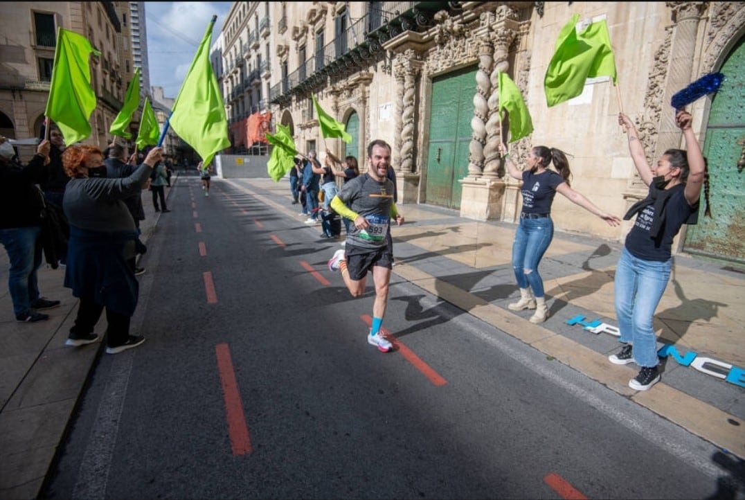 Frente al Ayuntamiento, tramo final de la Media Maratón de Alicante