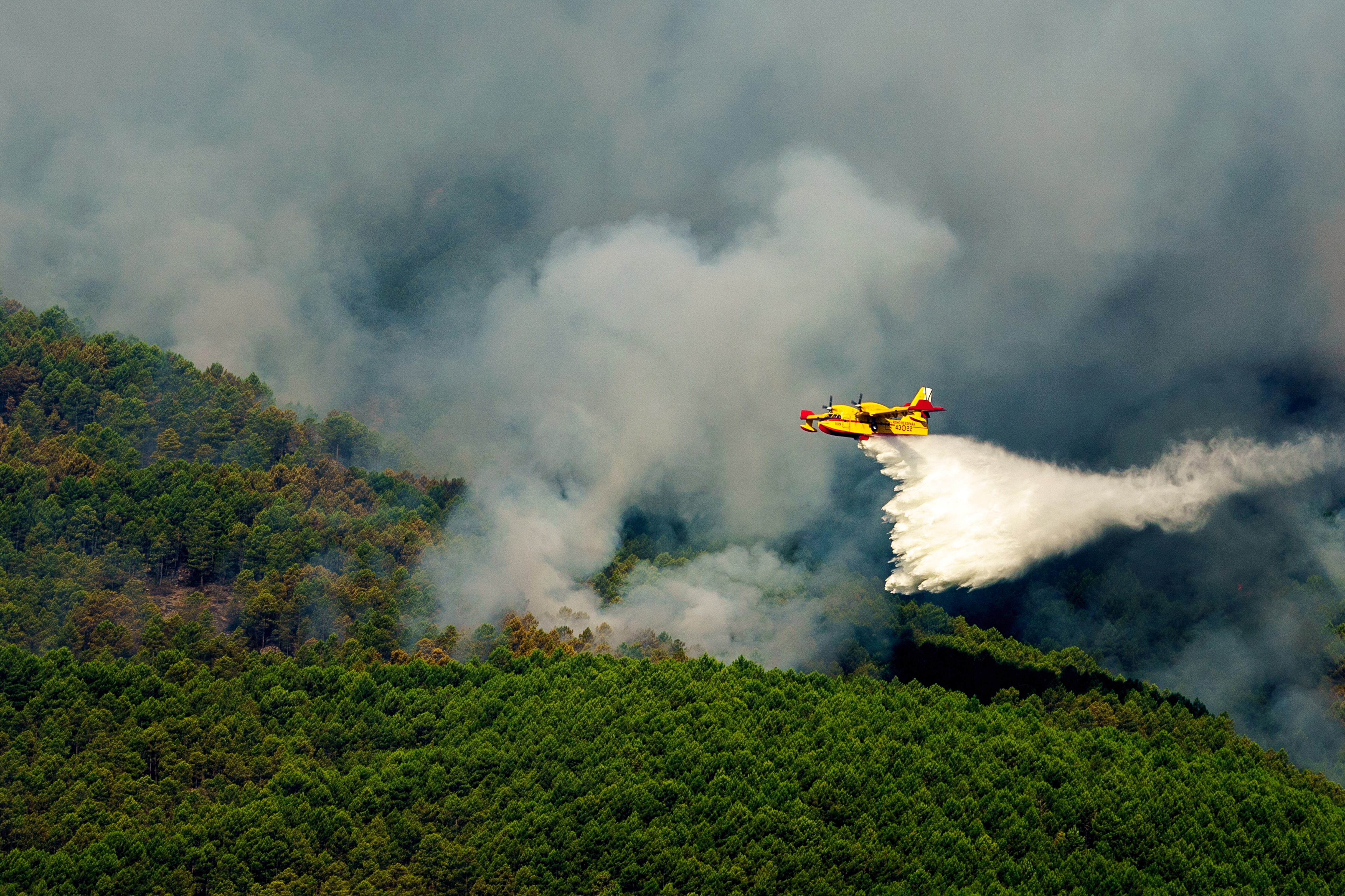 Medios aéreos trabajan este lunes para apagar el fuego declarado el pasado viernes en Santa Cruz del Valle (Ávila) a pocos kilómetros de la localidad de Pedro Bernardo en Ávila