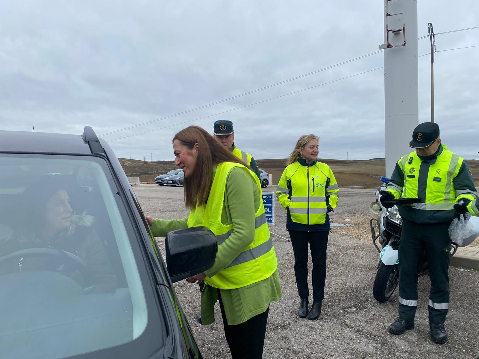 La delegada del Gobierno en Castilla y León, Virginia Barcones, se acerca a un vehículo para informar sobre la campaña contra el alcohol y las drogas al volante