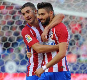 Gabi y Carrasco celebran un tanto del belga al Granada.