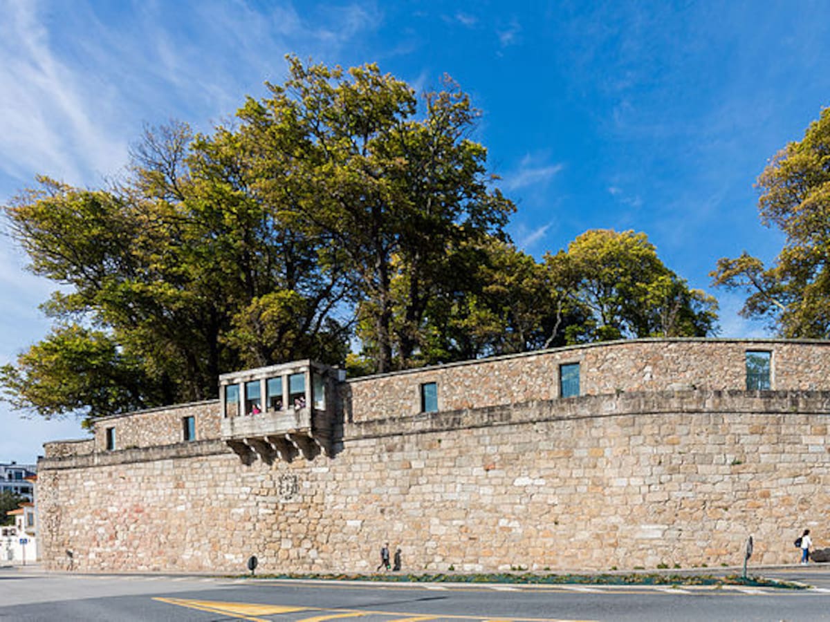 El TSXG descarta demoler dos edificios para reparar daños causados en la muralla de A Coruña