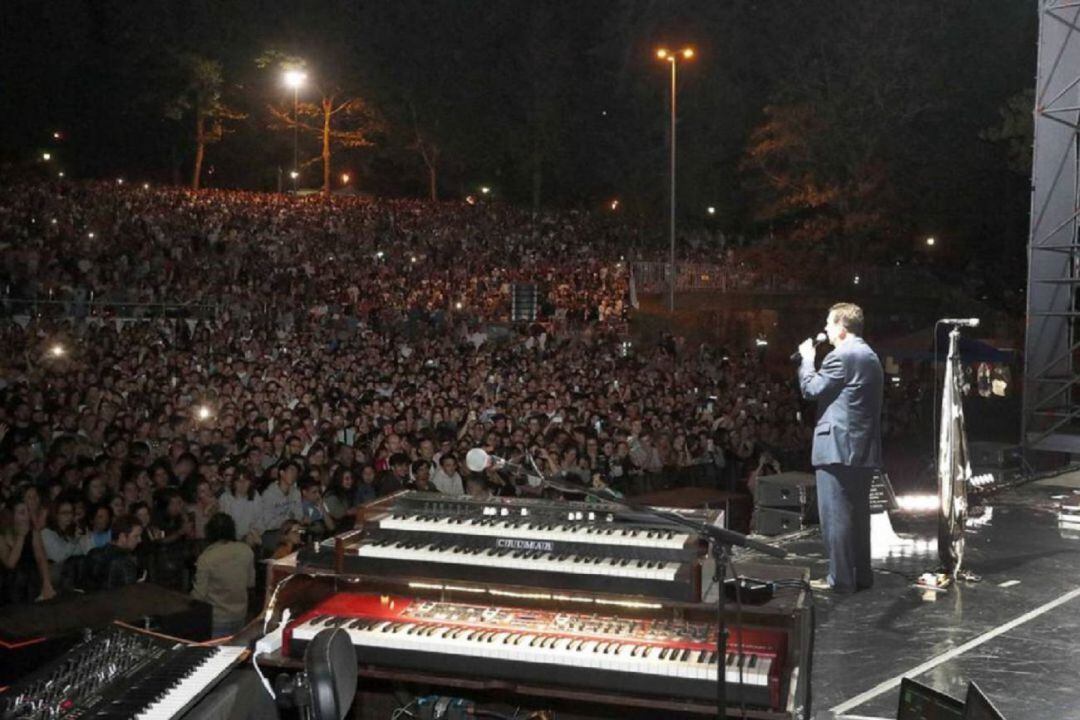 Abel Caballero se dirige al público de Castrelos en el concierto de Leiva.