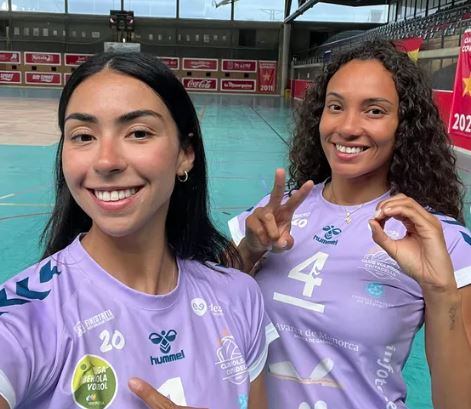 Ivone Martínez i Marcella Amaral mostren el nou uniforme.