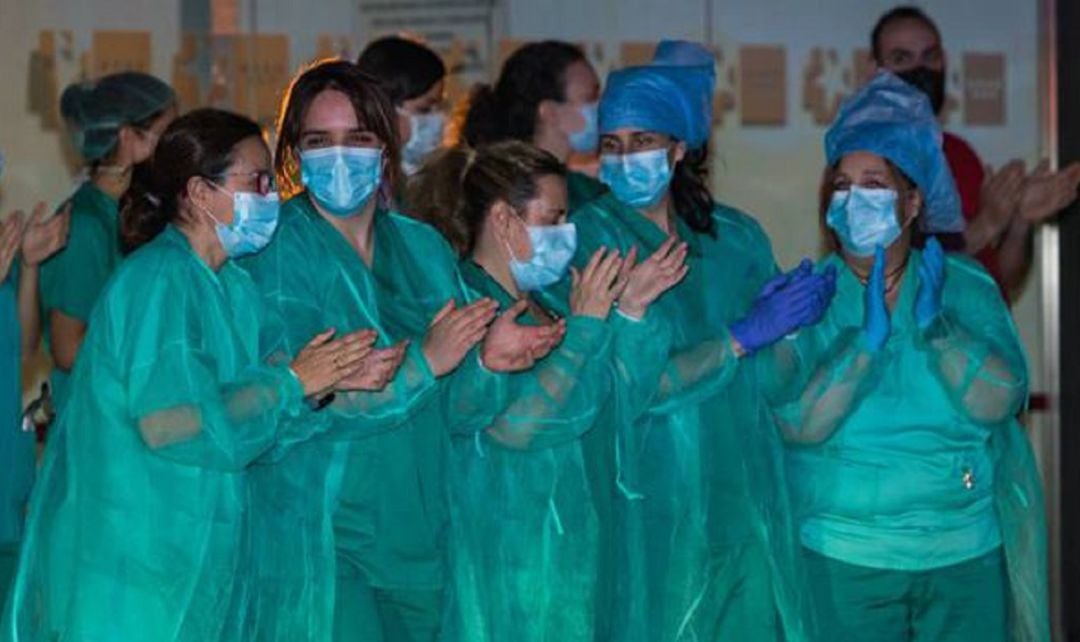 Sanitarias celebrando una recuperación