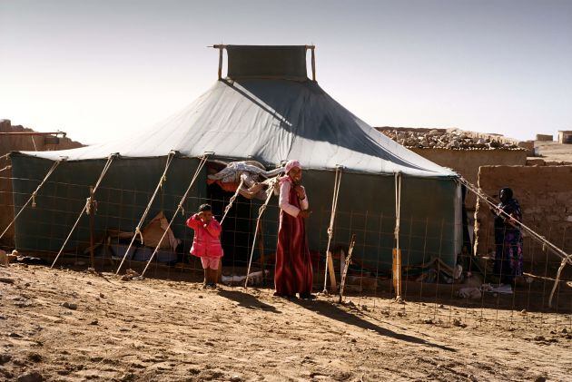 Una mujer y su hija ante una jaima en los campamentos de refugiados