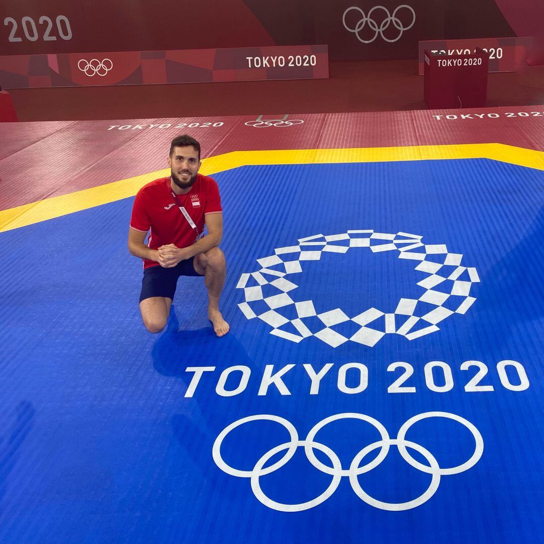 Raúl Martínez posa en el tatami olímpico antes de la competición