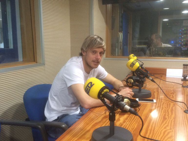 Javi Lara en su visita a los estudios de la Cadena SER