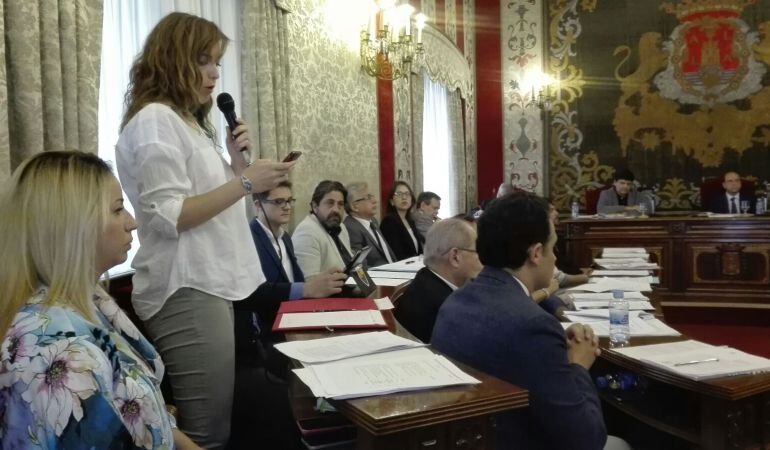 Nerea Belmonte, edil no adscrita, en el pleno municipal de mayo