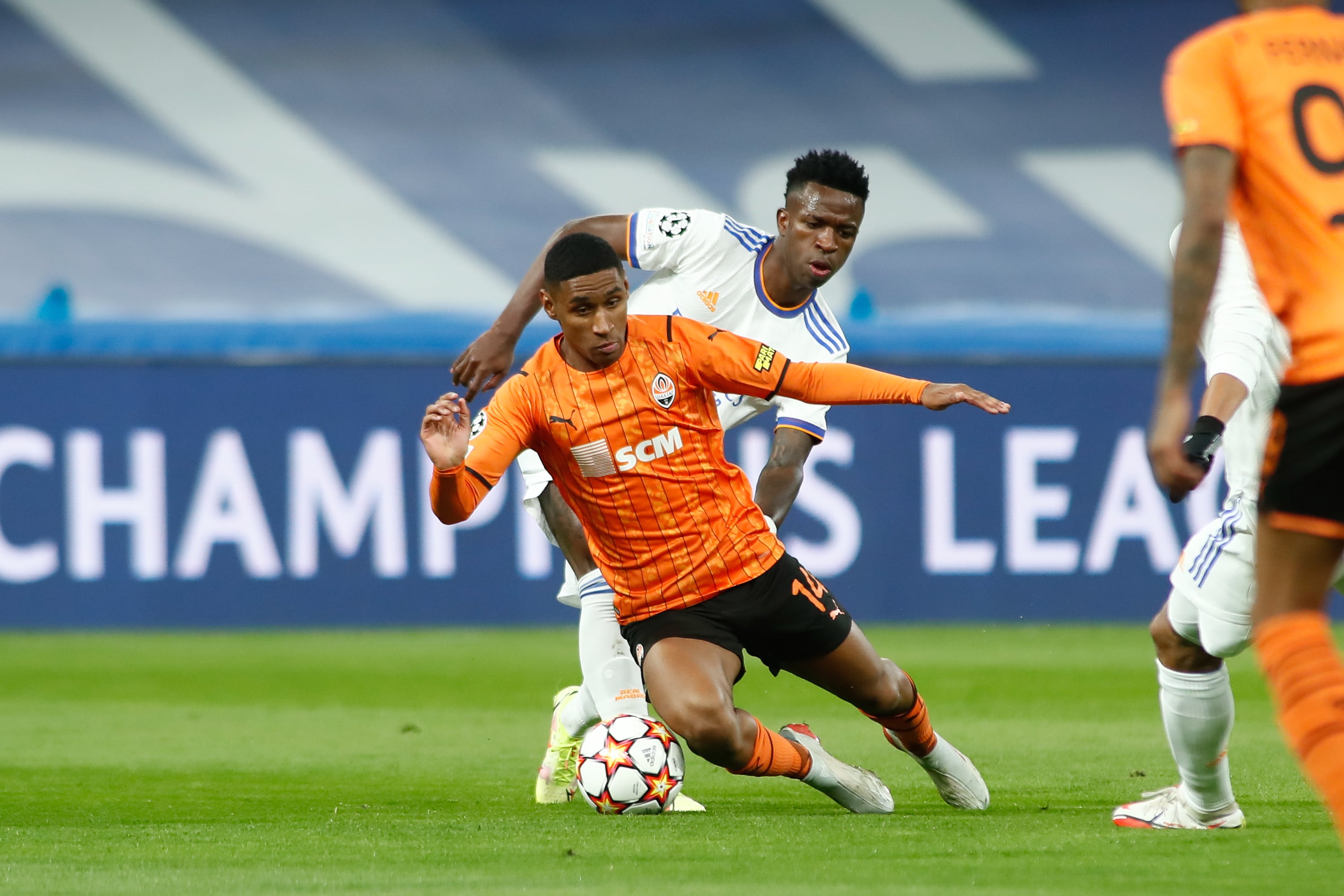 Mateus Cardoso y Vinicius, durante un encuentro de Champions en el Bernabéu.