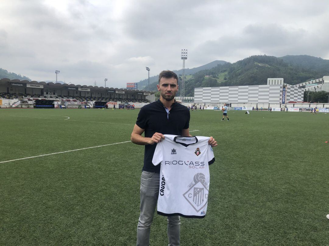 Álvaro Cuello posa con la camiseta del Caudal.