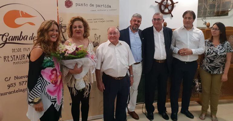 Carmen Delgado, segunda por la izquierda, es la nueva responsable del Restaurante La Gamba de Oro de Jaén.