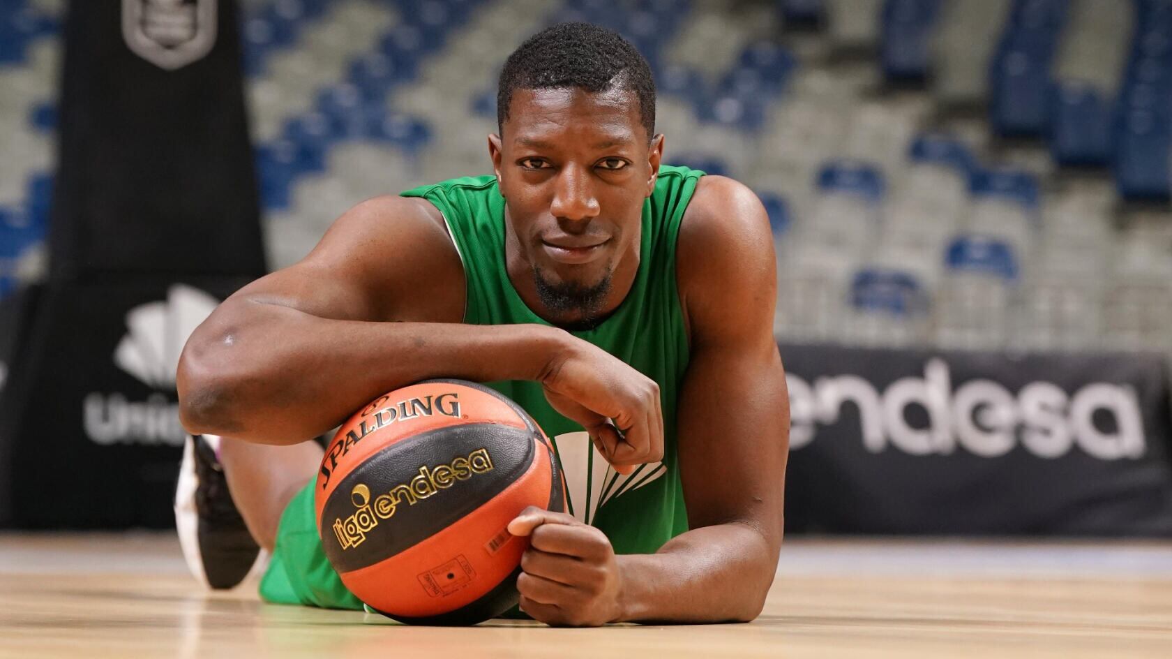 Sima posa con un balón sobre el parqué del Carpena