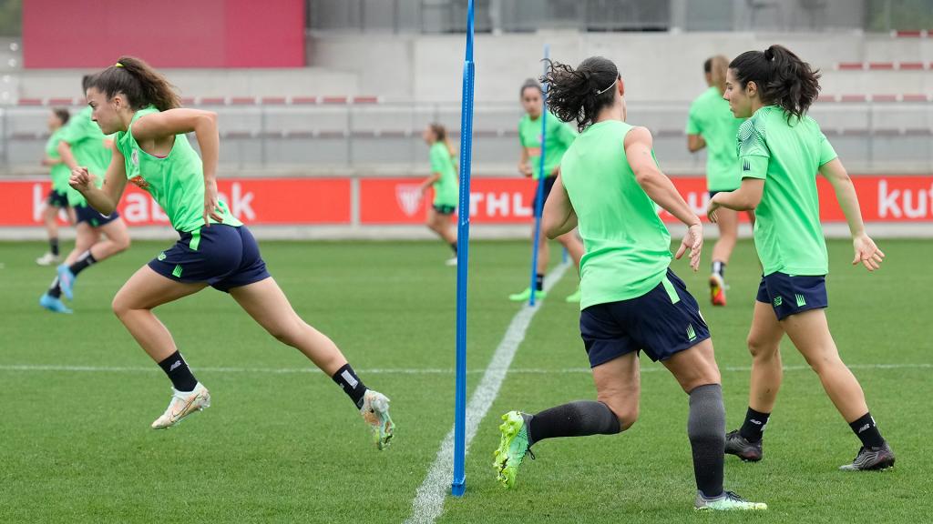 Jugadoras del Athletic, durante un entrenamiento en Lezama