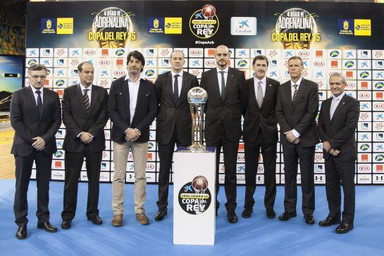 GRA142. LAS PALMAS DE GRAN CANARIA (Canarias), 19/01/2015.- (i-d) Los representates de los equipos que disputarán la 79 edición de la Copa del Rey de Baloncesto, Joan Creus (F.C Barcelona), Jesús Aznar (Cai Zaragoza), Jordi Villacamapa (Fiat Juventud), Al