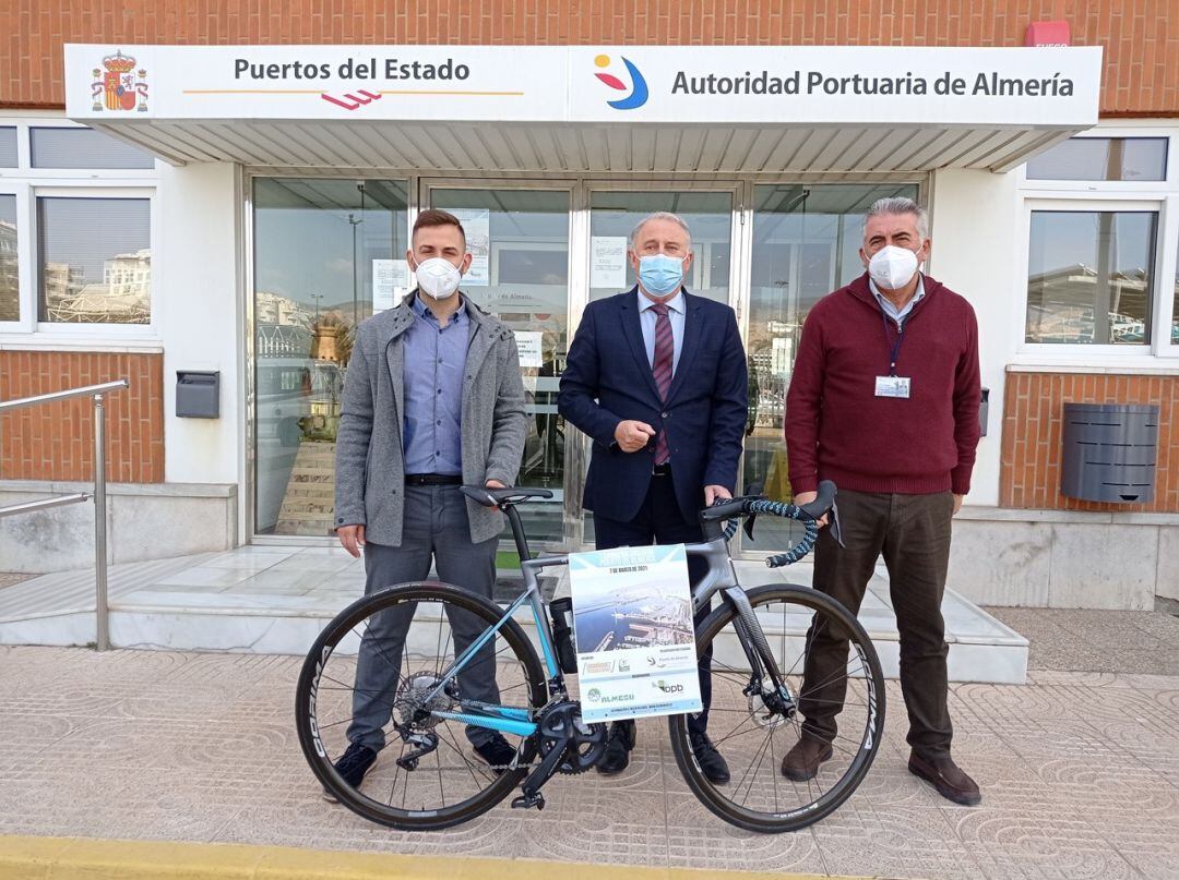 Puesta de largo de la carrera ciclista en la Autoridad Portuaria.