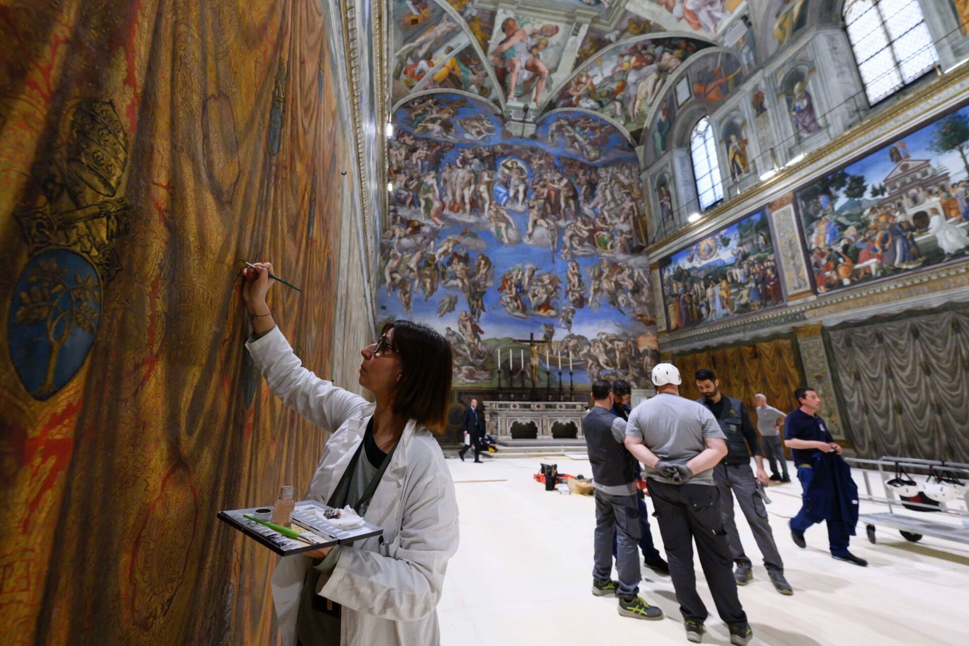 El Vaticano ultima los preparativos en la Capilla Sixtina para el cónclave de la próxima semana.