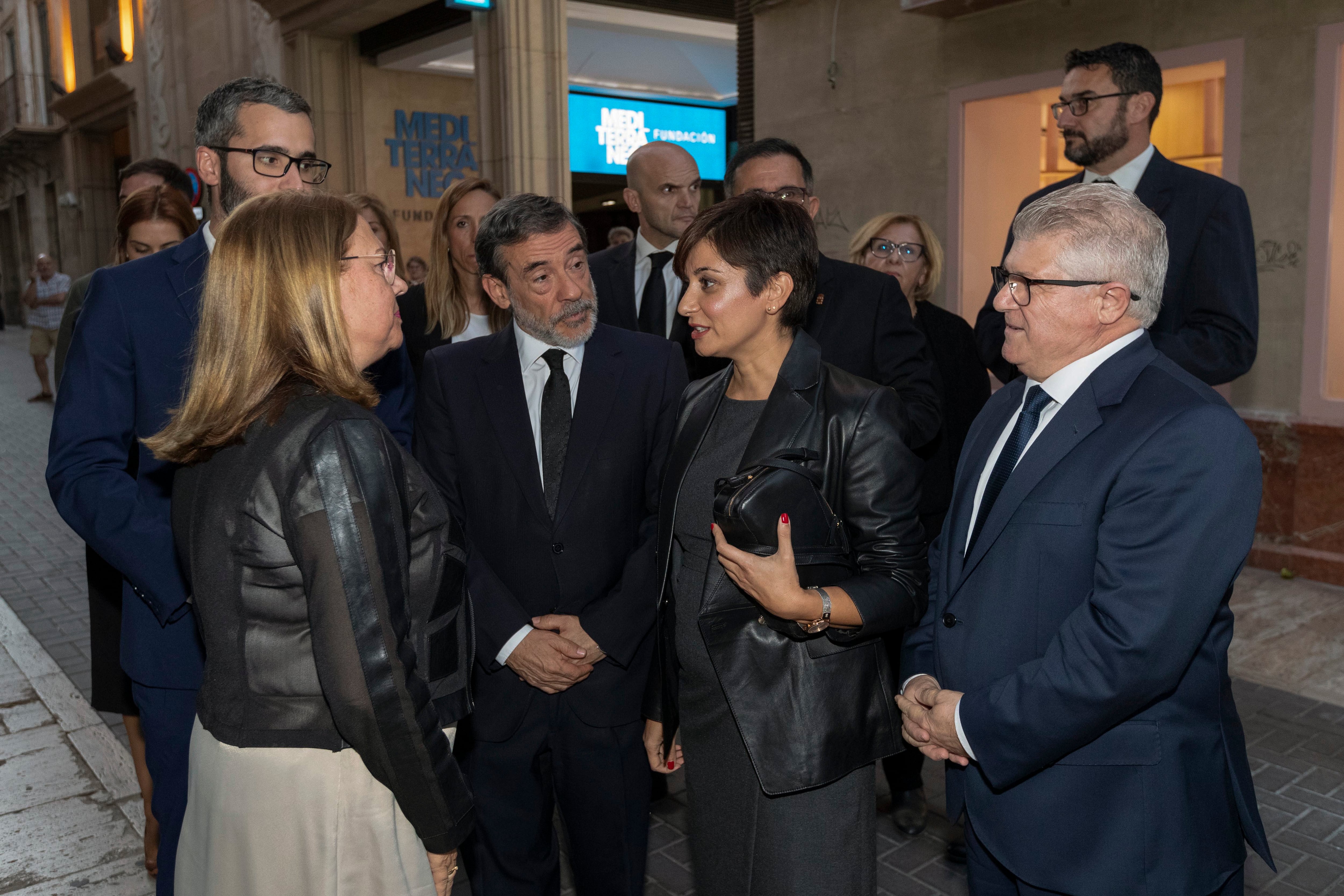 La ministra en funciones de política territorial y portavoz del gobierno de España, Isabel Rodríguez (2d), antes de asistir a la misa funeral que se ha celebrado en recuerdo de los trece fallecidos en la discoteca Fonda Milagros. EFE/Marcial Guillén