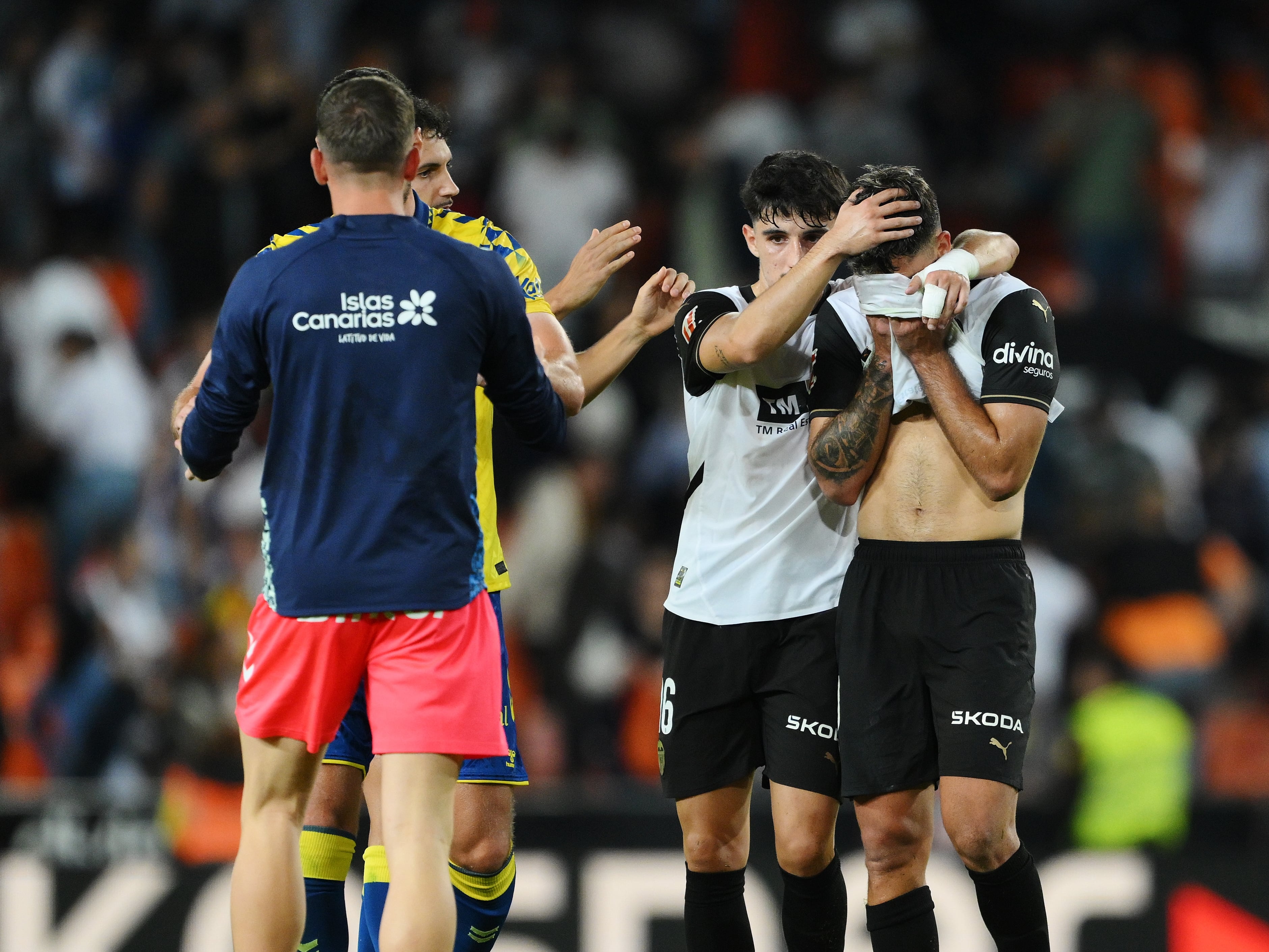 Los jugadores del Valencia, tras la derrota ante Las Palmas