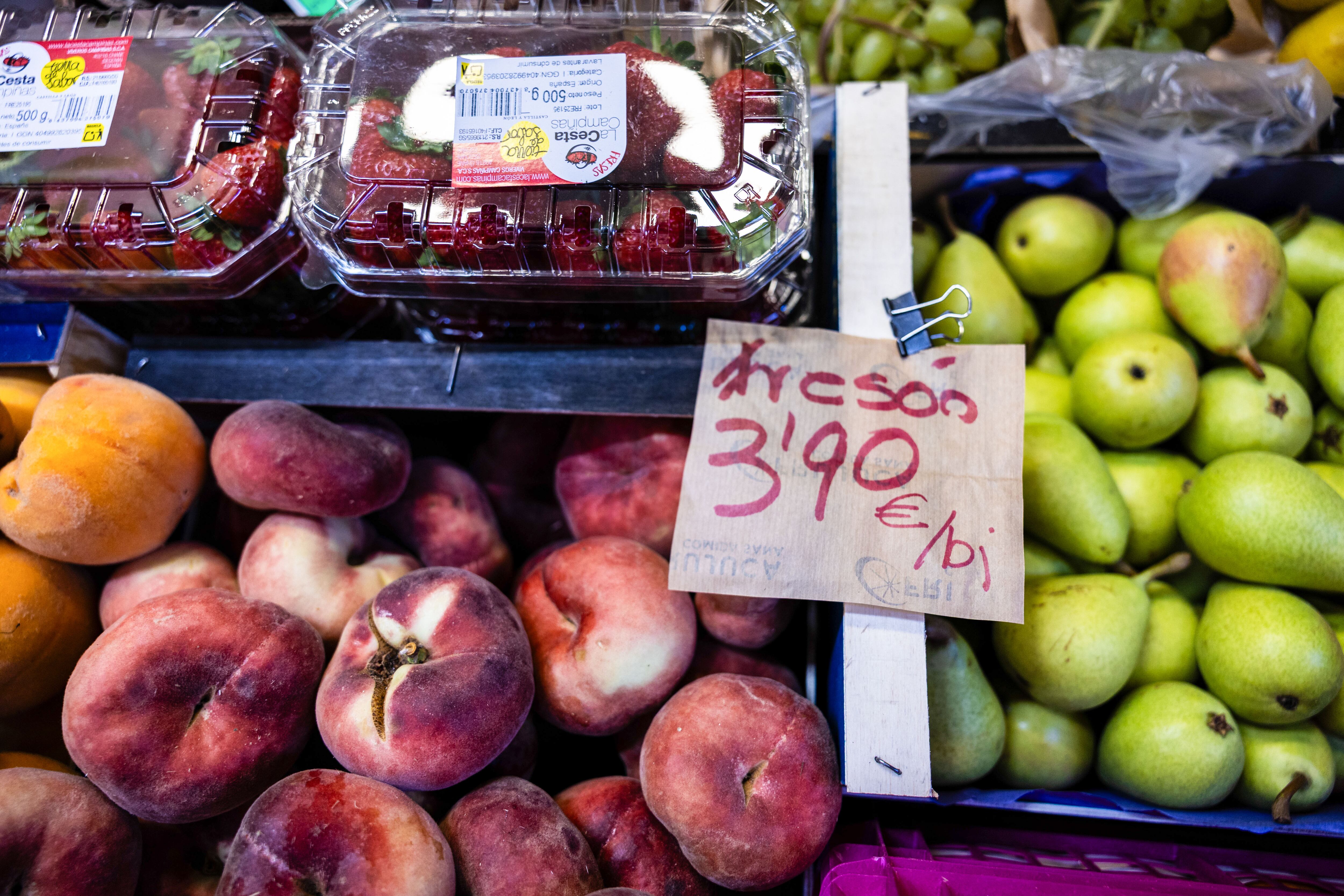 Fruta de temporada en un establecimiento.  EFE/Ángeles Visdómine