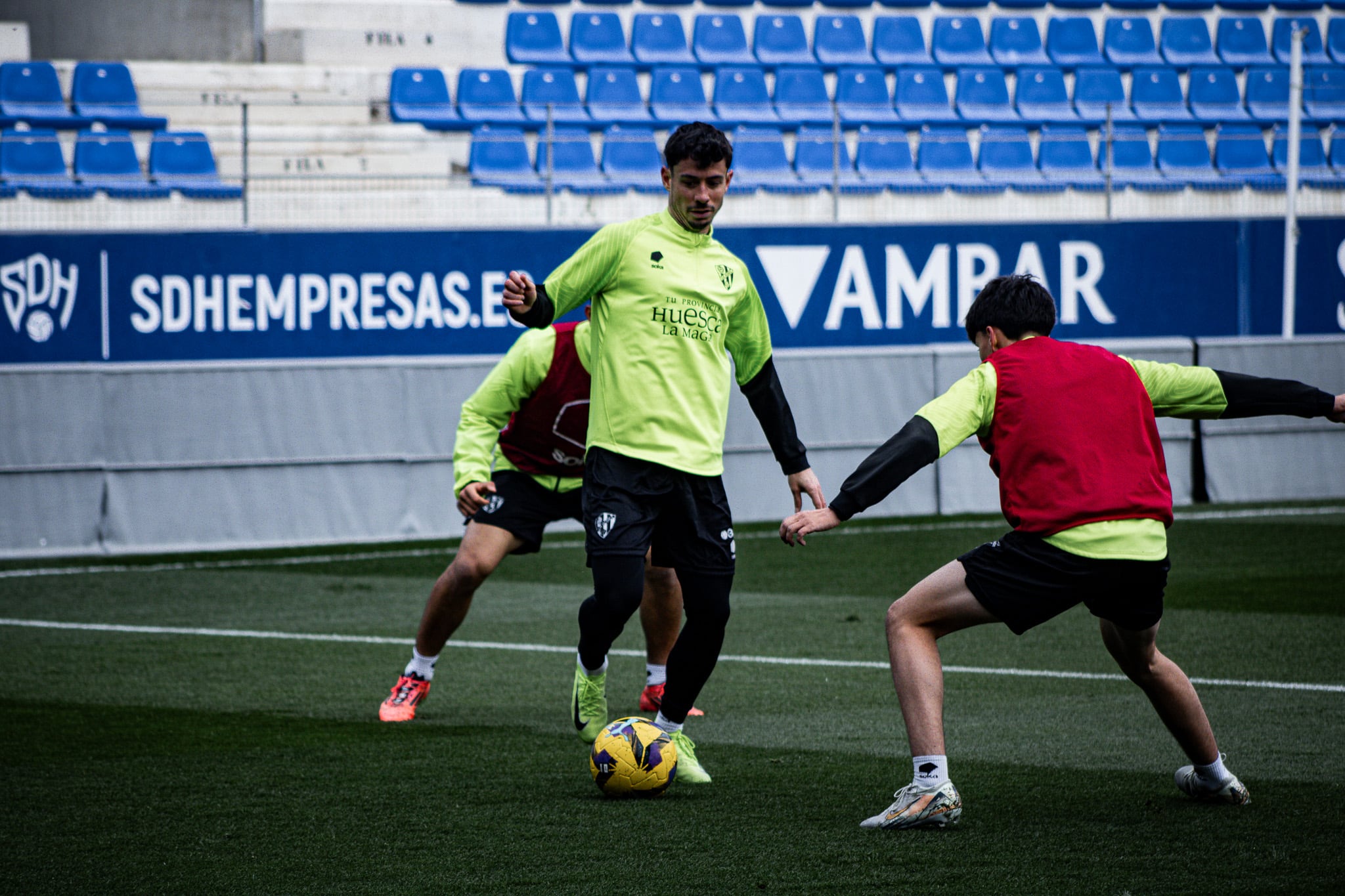 La SD Huesca durante un entrenamiento en el Estadio de El Alcoraz