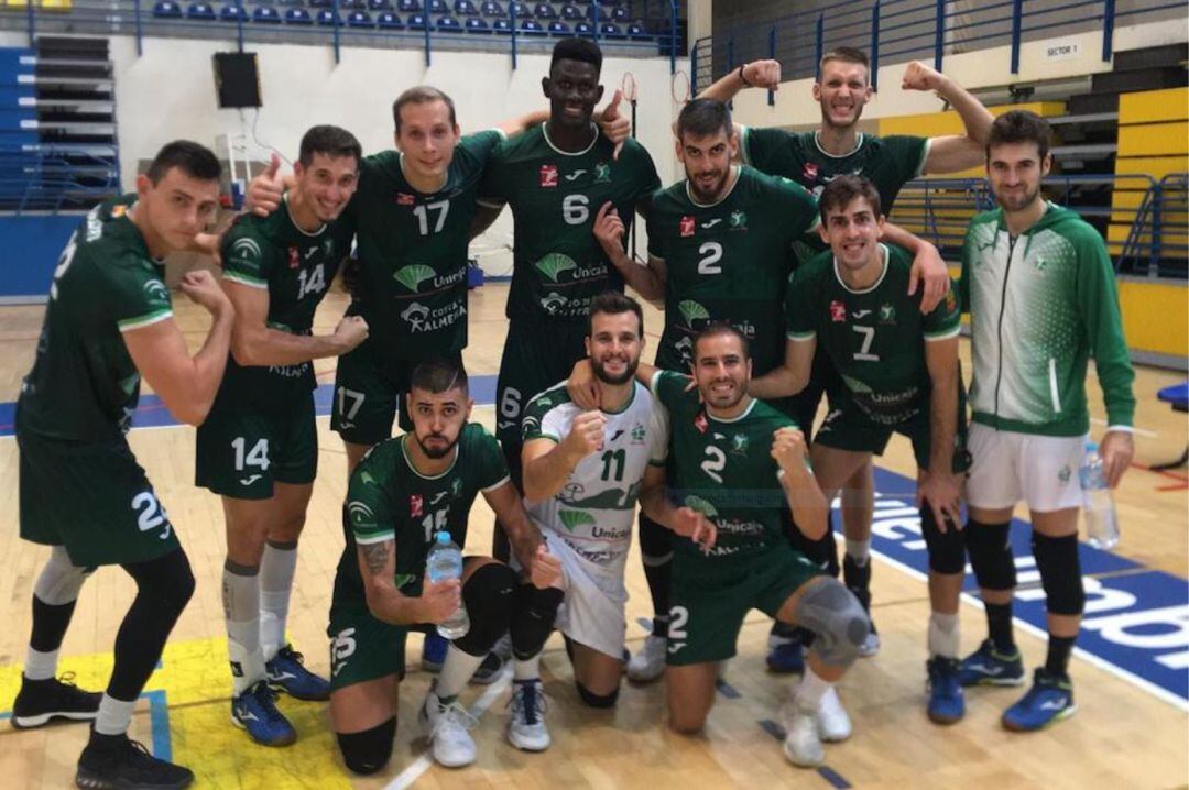 Los jugadores ahorradores celebrando la primera victoria en Superliga.