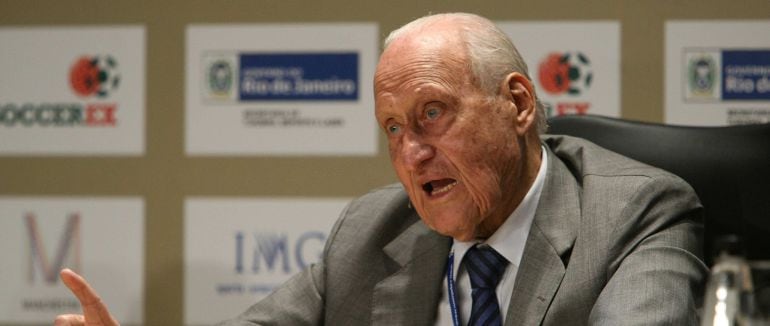 El ex presidente de la FIFA, el brasileño Joao Havelange, habla en la Feria de Fútbol Soccerex que se realiza en Río de Janeiro.