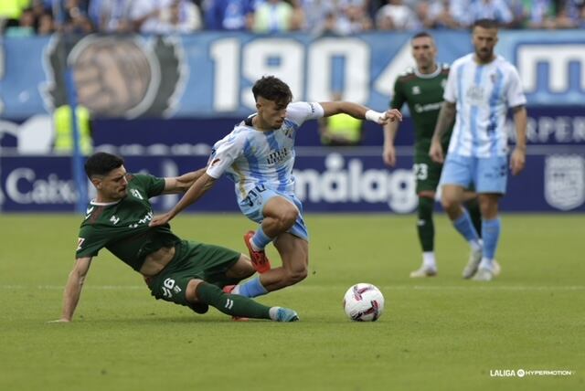 El centrocampista del Málaga David Larrubia marcó el gol del triunfo ante el Eibar