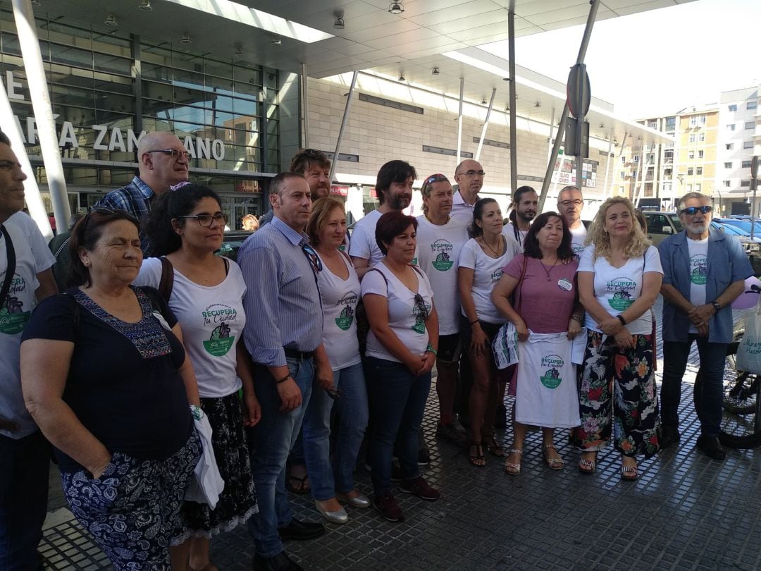 Rafael Mayoral (Podemos) junto con miembros de Adelante Málaga en un acto