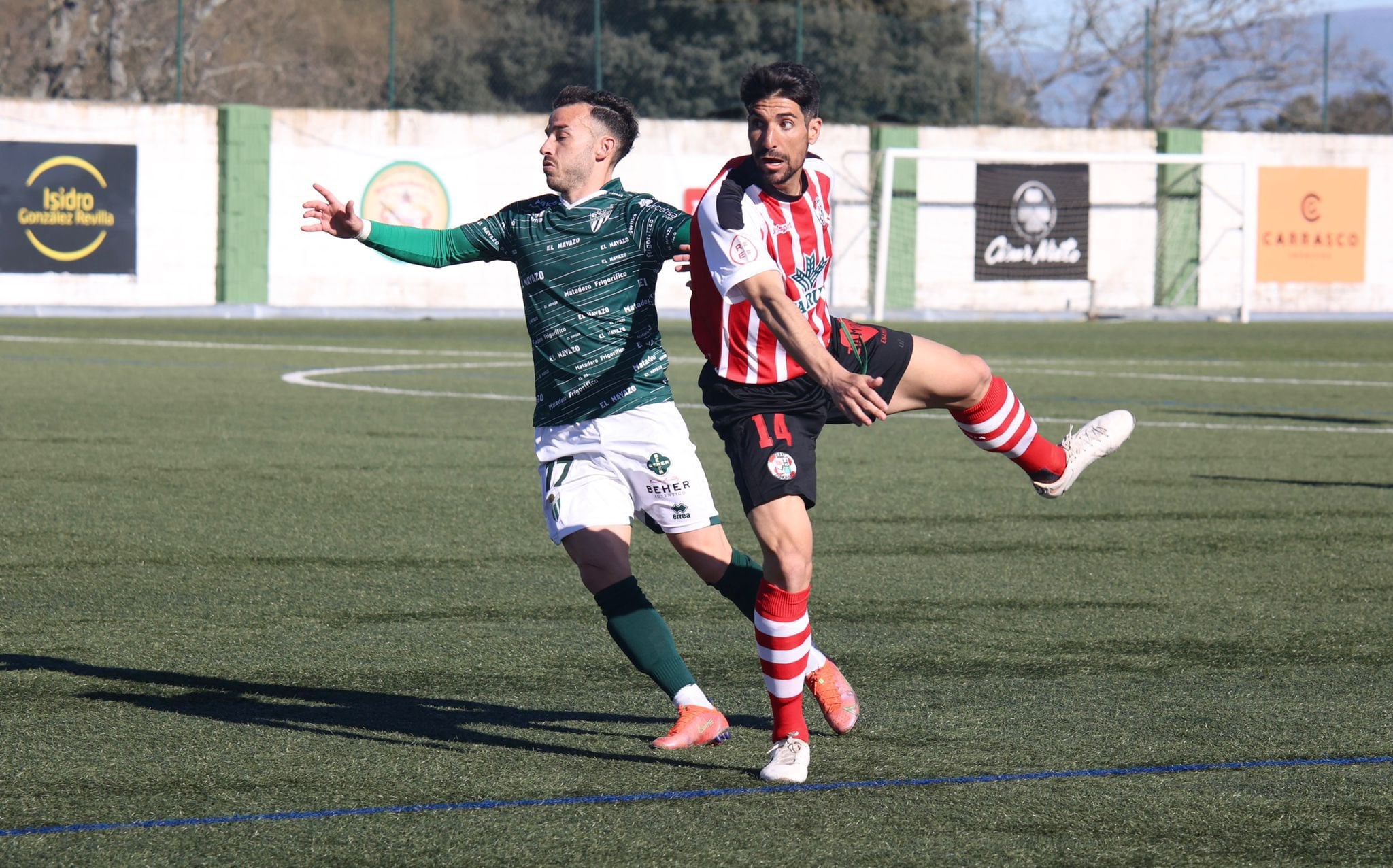 Theo García pelea por un balón. Foto: CD Guijuelo