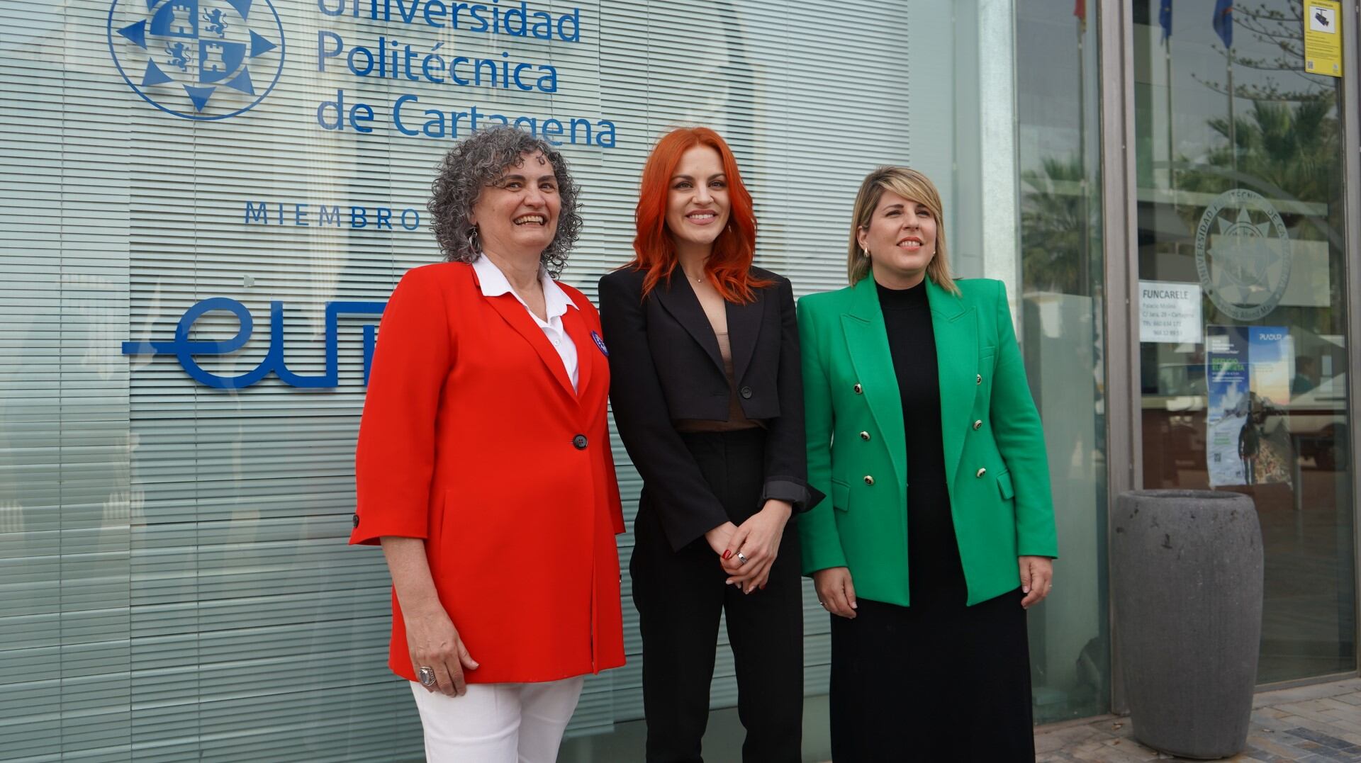 Sara García, junto a Beatriz Miguel, rectora de la UPCT, y Noelia Arroyo, alcaldesa de Cartagena.