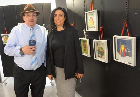 Julio Piñeiro junto a Loles Esteve durante la inauguración de la exposición Personajes de Navidad