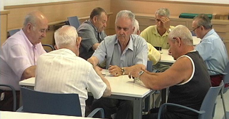 Mayores jugando a las cartas