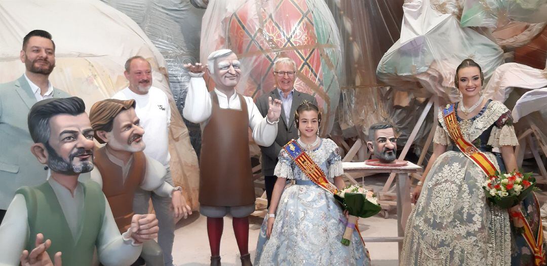 El alcalde de València, Joan Ribó, junto a las falleras mayores 2020, Conselo Llobell y Carla García; el concejal de Cultura Festiva, Carlos Galiana, y el artista Manuel Algarra, durante la visita a los talleres de la Ciudad del Artista Fallero.
