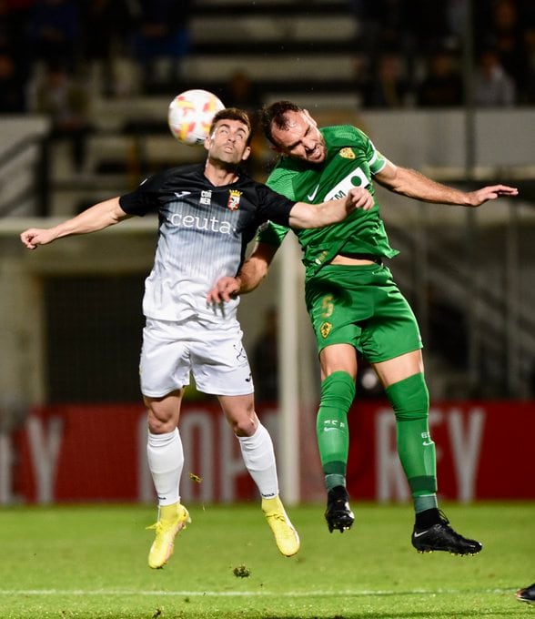 El capitán del Elche, Gonzalo Verdú, disputa un balón con un jugador del Ceuta