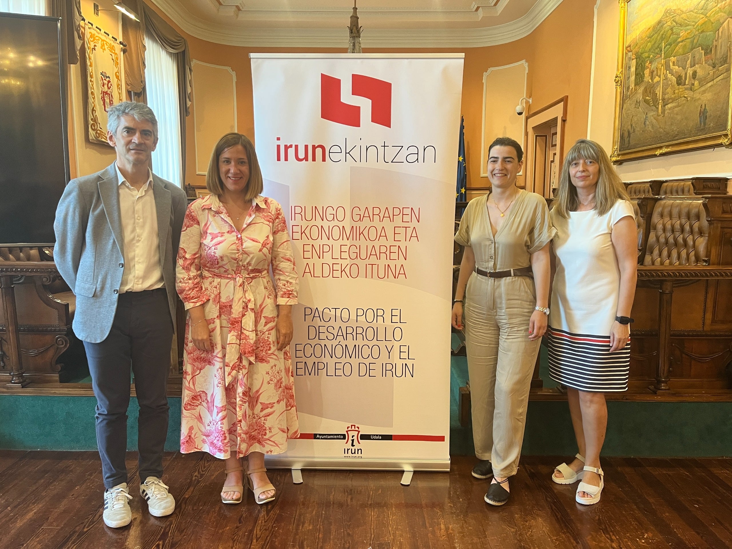  El decano de la Facultad de Empresariales de Mondragon Unibertsitatea Lander Beloki, la alcaldesa de Irun Cristina Laborda, la delegada de Hacienda Nuria Alzaga y la esponsable de Formación Continua y para el Empleo de Irungo La Salle Mar Romo.