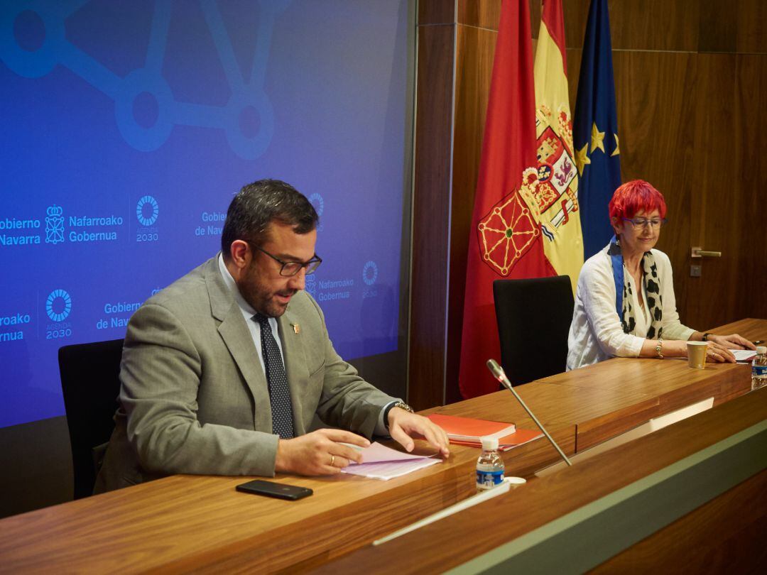 El vicepresidente primero y portavoz del Gobierno de Navarra, Javier Remírez y la consejera de Salud del Gobierno de Navarra, Santos Induráin.