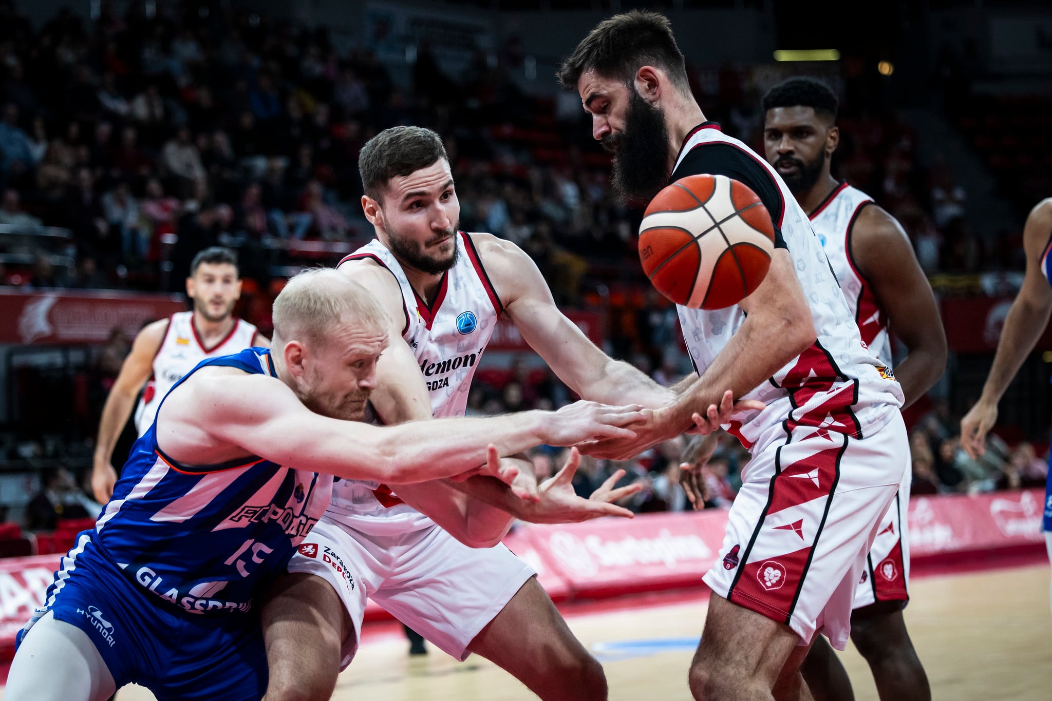 Bojan Dubljevic, en una acción del partido ante el Oporto de la FIBA Europe Cup, en el que cayó lesionado