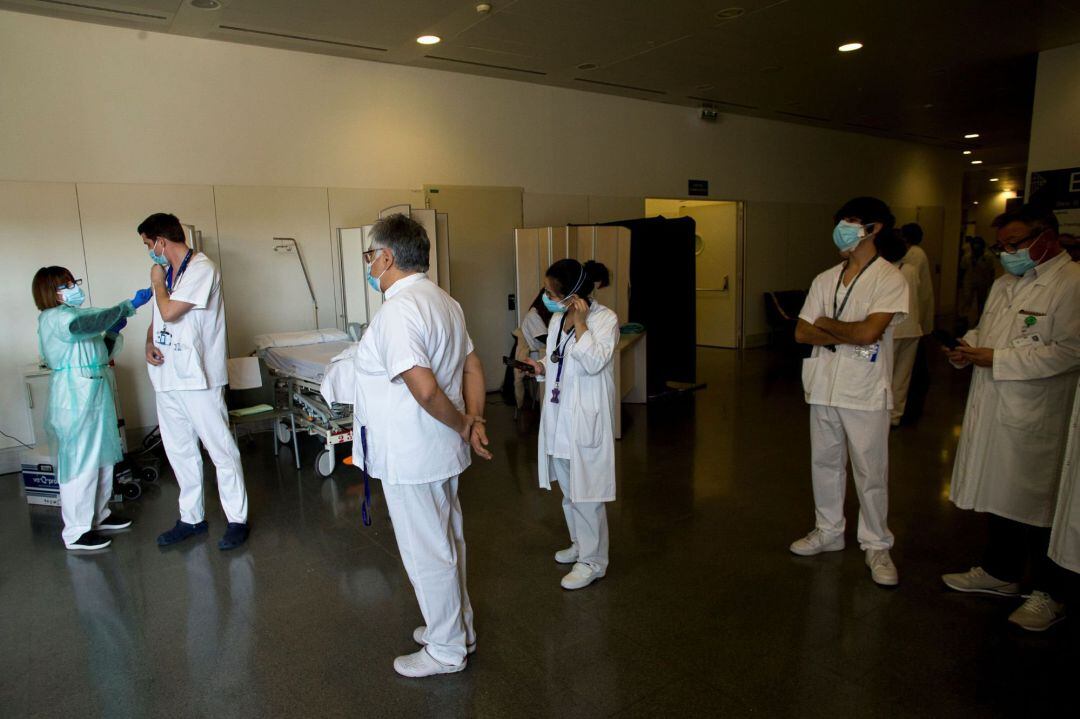 Personal sanitario del Hospital de Sant Pau de Barcelona recibe la vacuna contra la COVID-19, este martes.