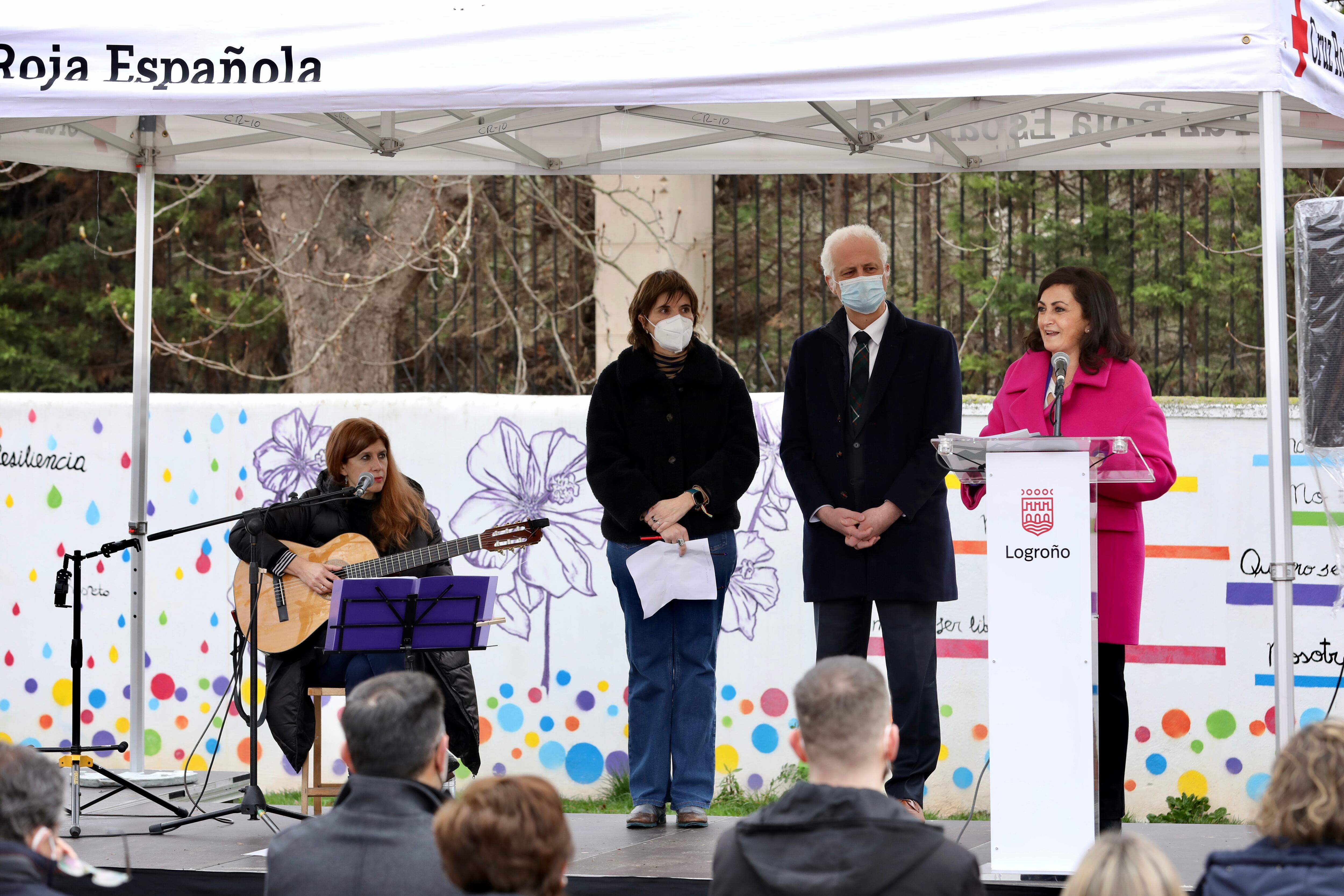 Concha Andreu, presidenta del Gobierno de La Rioja; Pablo Hermoso de Mendoza, alcalde de Logroño y Eva Tobías, concejala de Igualdad del ayuntamiento de la capital, junto a la cantante Elena Aranoa