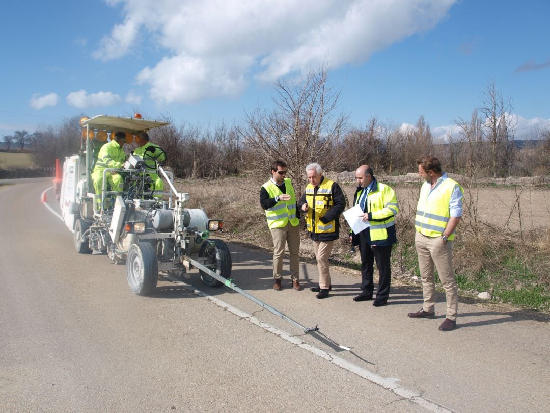 La Junta realiza actuaciones de pintado y repintando de las marcas viales de la red autonómica de carreteras de la provincia 