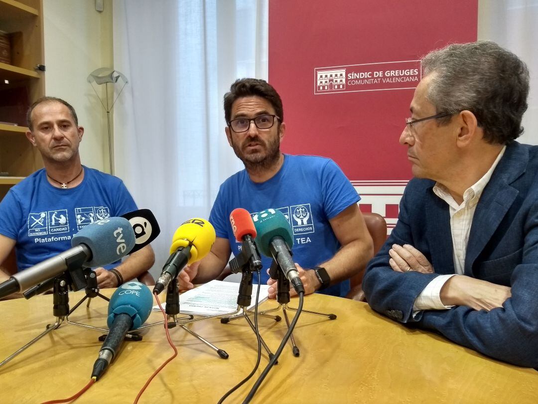 El portavoz de la Plataforma Defensa TEA (Trastorno del Especto Autista), Alejandro Amblar (c), junto al Síndic de Greuges en funciones, Ángel Luna (d).