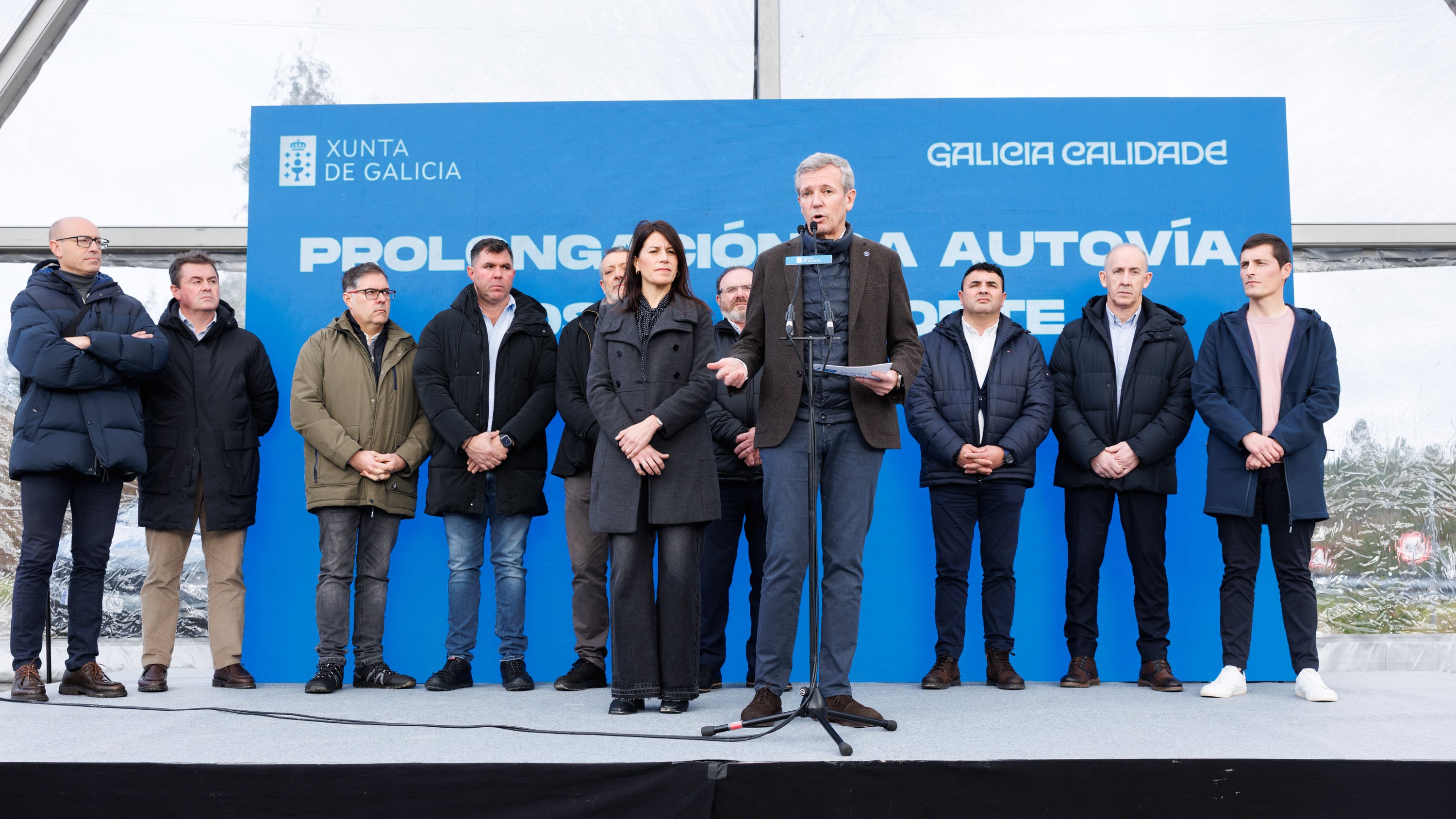 O presidente da Xunta, Alfonso Rueda, acompañado da conselleira de Vivenda e Planificación de Infraestruturas, María Martínez Allegue, asiste ao acto de licitación da prolongación da autovía da Costa da Morte. Santa Irena (Vimianzo), 07/01/26.