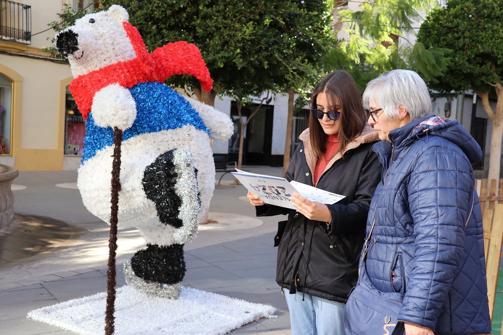 Onda presenta el Calendario Municipal de 2024 con las historias de 24 familias ondenses de adopción de mascotas