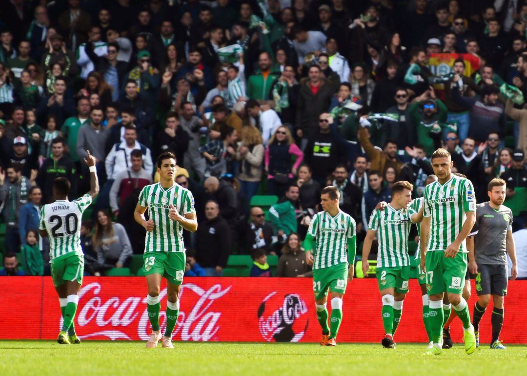 El defensa dominicano del Betis Junior Firpo (i) celebra el primer gol de su equipo ante la Real Sociedad durante el partido de liga correspondiente a la jornada 14, disputado en el estadio Benito Villamarín de Sevilla.