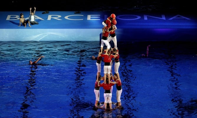 Un grupo de &quot;castellers&quot; realizan un &quot;castell&quot; en la piscina del Palau Sant Jordi de Barcelona donde esta noche se ha celebrado la ceremonia inaugural de los Mundiales de Natación Barcelona