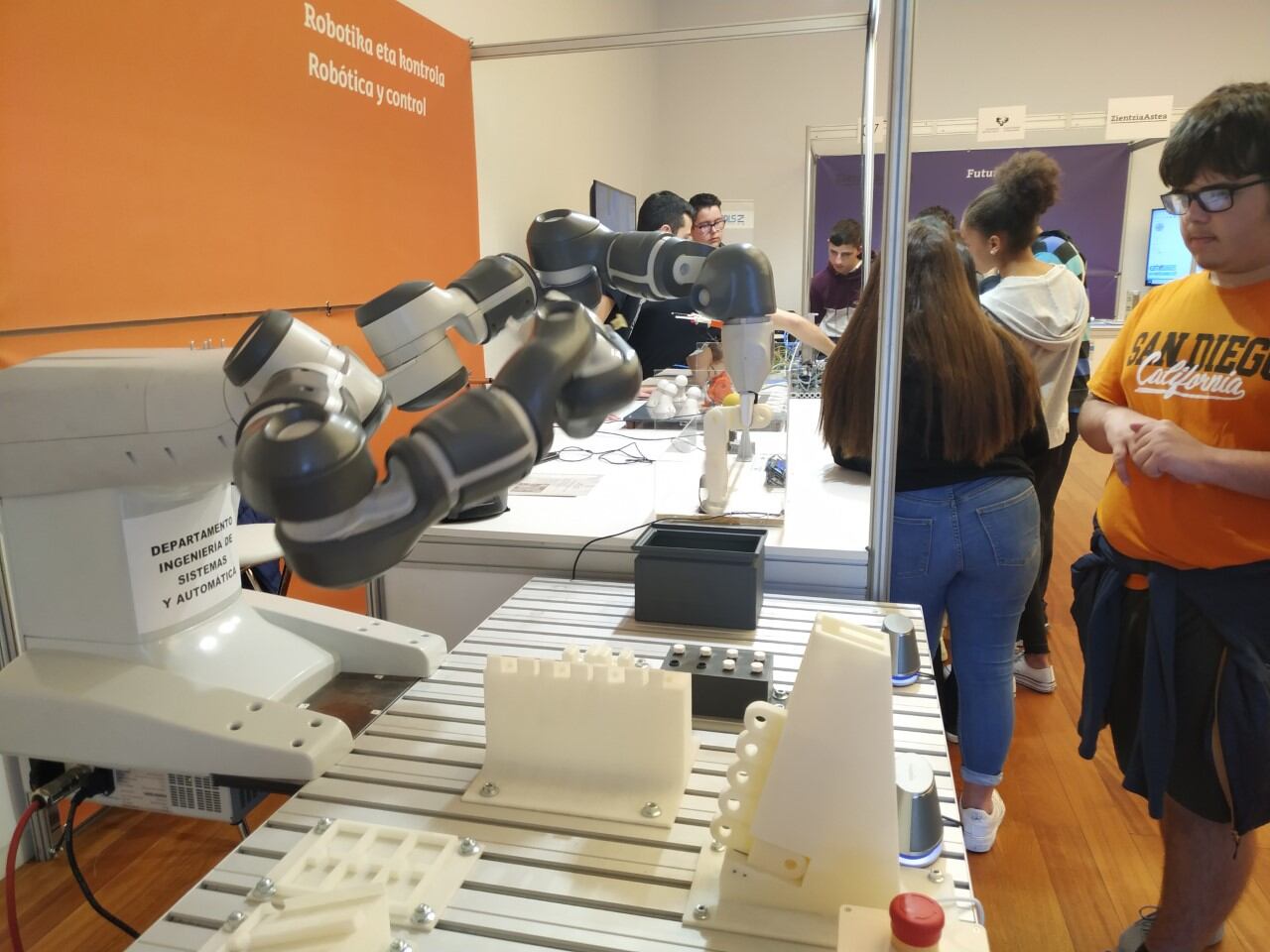 Varios alumnos de colegios de Bilbao han visitado la inauguración de &#039;Zientzia Astea 2022&#039; en la &#039;Bizkaia Aretoa&#039;.